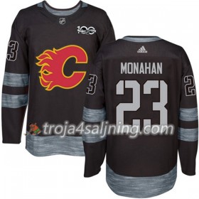 Calgary Flames tröja Sean Monahan 23 1917-2017 100th Anniversary Adidas Svart Authentic - NHL Tröjor Herr